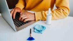 Cara Membersihkan Keyboard Laptop yang Macet - teknolaginet