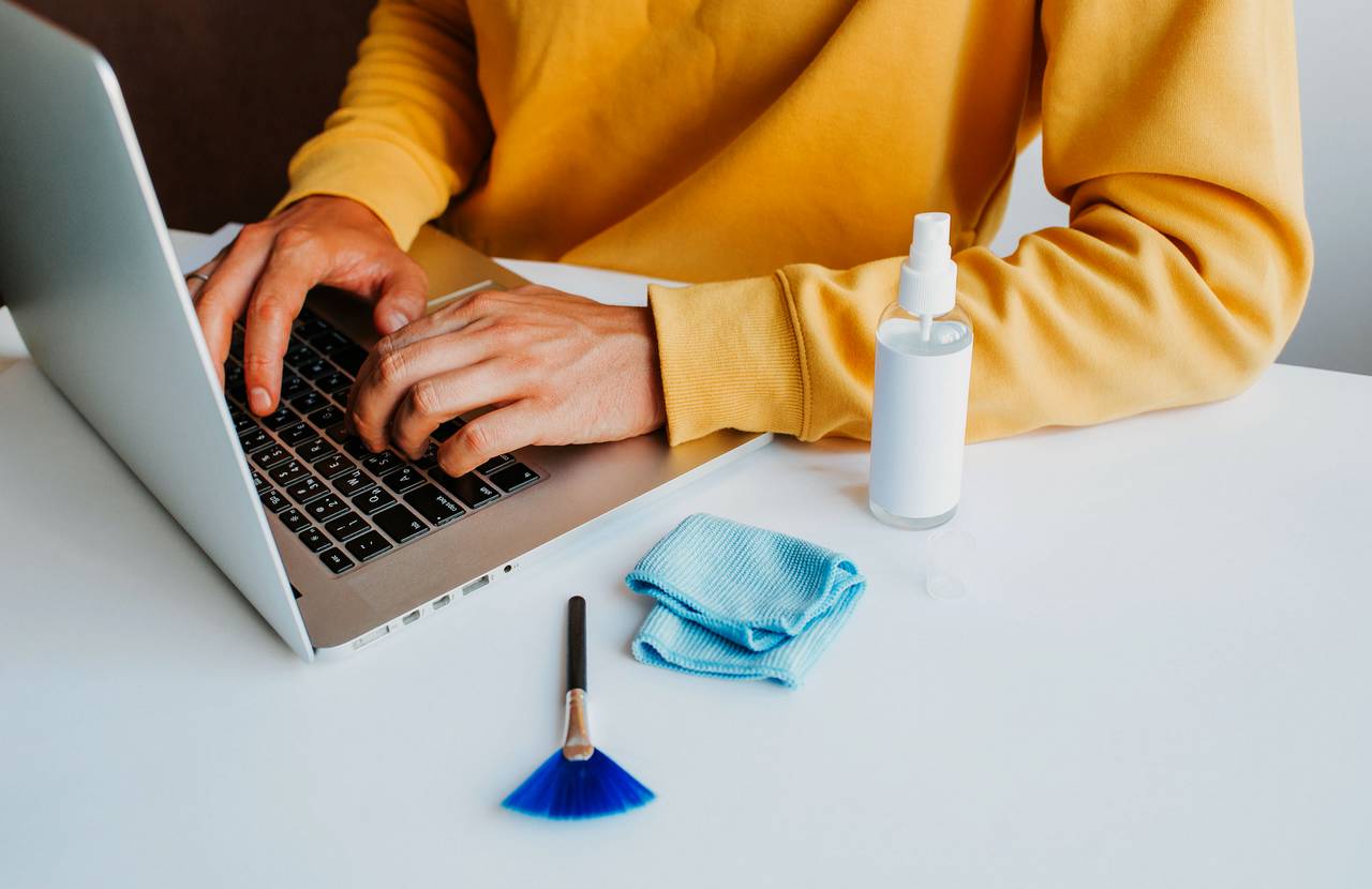 Cara Membersihkan Keyboard Laptop yang Macet - teknolaginet