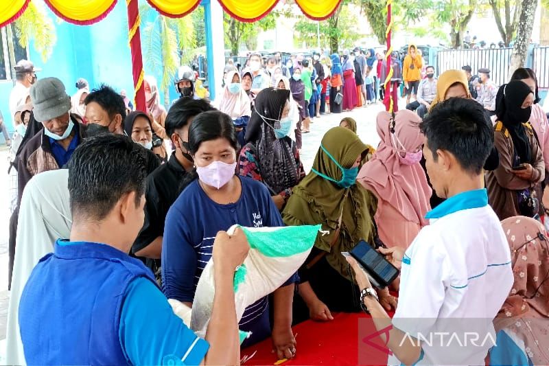 Operasi Pasar Jelang Ramadhan di Sampit Diserbu Warga