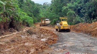 Dinas PUPR Barut Tangani Kerusakan Jalan Km 30 - Benangin