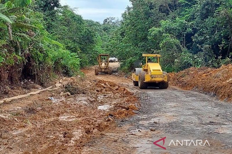 Dinas PUPR Barut Tangani Kerusakan Jalan Km 30 - Benangin