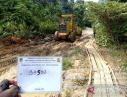 Dinas PUPR Barut Terus Perbaiki Kerusakan Jalan Km 34 - Benangin