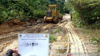Dinas PUPR Barut Terus Perbaiki Kerusakan Jalan Km 34 – Benangin