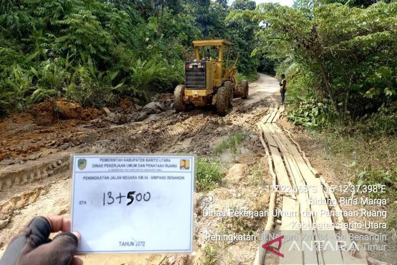 Dinas PUPR Barut Terus Perbaiki Kerusakan Jalan Km 34 - Benangin