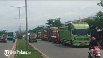 Antre Lama Masuk SPBU, Sopir Truk Di Padang Dimarahi Warga Karena Tutupi Warung