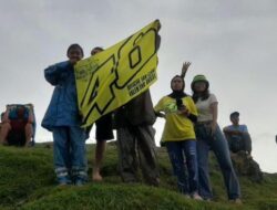 Fans Valentino Rossi Tetap Bertahan Di Bukit Seger Saat Balapan MotoGP Diguyur Hujan Fans Valentino Rossi Tetap Bertahan Di Bukit Seger Saat Balapan MotoGP Diguyur Hujan