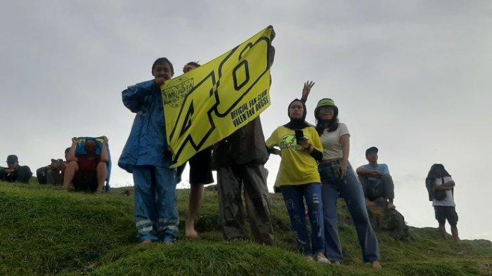 Fans Valentino Rossi Tetap Bertahan Di Bukit Seger Saat Balapan MotoGP Diguyur Hujan