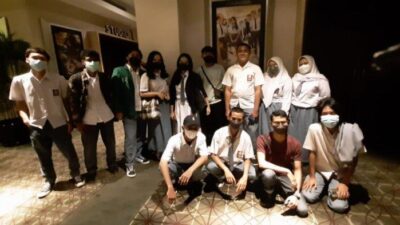Penayangan Hari Pertama Film The Other Side Sedot Perhatian Selebgram Berseragam SMA