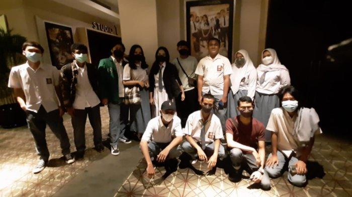 Penayangan Hari Pertama Film The Other Side Sedot Perhatian Selebgram Berseragam SMA