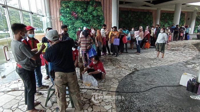 Warga Kota Batu Jatim Antre Minyak Goreng Harga Rp 14 Ribu