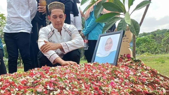 Kiki Farrel Tak Di Samping Ibunya Saat Menghembuskan Napas Terakhir