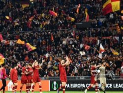 Rayakan Gelar Juara As Roma, Fans Di Olimpico Sampai Bawa Pulang Tanah Stadion