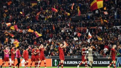 Rayakan Gelar Juara AS Roma, Fans Di Olimpico Sampai Bawa Pulang Tanah Stadion