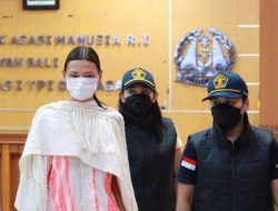 Imigrasi Denpasar Amankan Bule Perempuan Asal Rusia Yang Foto Tanpa Busana Di Pohon Sakral