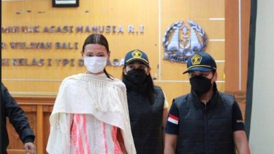 Imigrasi Denpasar Amankan Bule Perempuan Asal Rusia Yang Foto Tanpa Busana Di Pohon Sakral