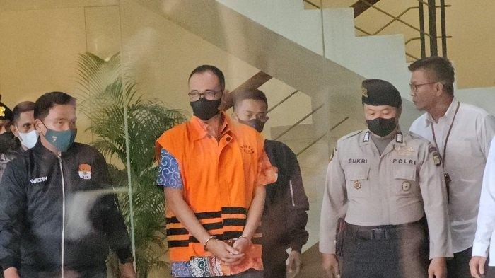 Tangan Rafael Alun Trisambodo Diborgol Dan Pakai Rompi Oranye Khas Tahanan KPK