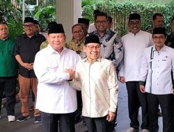 Tiba Di Kertanegara, Cak Imin Lakukan Salam Komando Bersama Prabowo Subianto