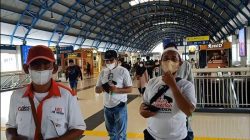 Rombongan Relawan Anies Baswedan Berdatangan Di Stasiun Palmerah Jakarta