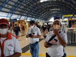 Rombongan Relawan Anies Baswedan Berdatangan Di Stasiun Palmerah Jakarta