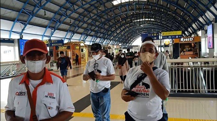 Rombongan Relawan Anies Baswedan Berdatangan Di Stasiun Palmerah Jakarta