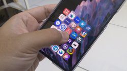 Cara Praktis Menggunakan Oppo Find N2 Flip Dengan Satu Tangan