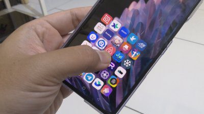 Cara Praktis Menggunakan Oppo Find N2 Flip Dengan Satu Tangan
