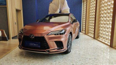 Lexus Meluncurkan Rz Listrik Dan Rx Hybrid Berkinerja Tinggi Di Indonesia
