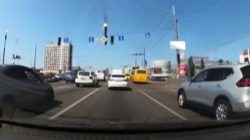 Rentetan Rudal Rusia Hantam Ibu Kota Ukraina, Puing-puingnya Nyaris Timpa Mobil Di Jalan Raya