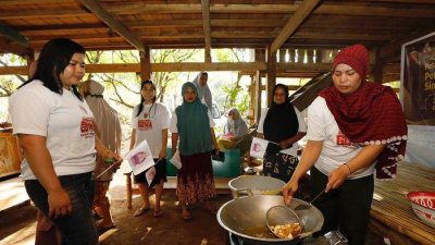 Sukarelawan Ganjar Pranowo Menginisiasi Pelatihan Pembuatan Keripik Singkong Di Gowa