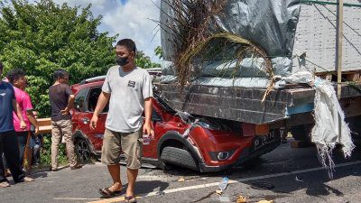 Laka Beruntun di Jembatan Sei Katingan Membuat Ratusan Pengendara Terjebak
