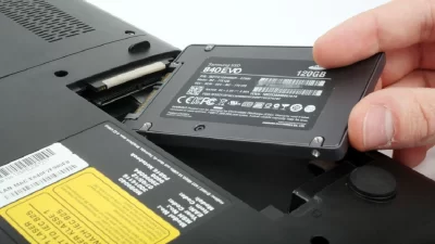 Memasang SSD di Laptop