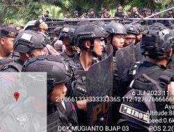 Demo di PT BJAP Berakhir Rusuh: Kantor dan Mobil Dirusak oleh Warga yang Menuntut Plasma Demo di PT BJAP Berakhir Rusuh: Kantor dan Mobil Dirusak oleh Warga yang Menuntut Plasma