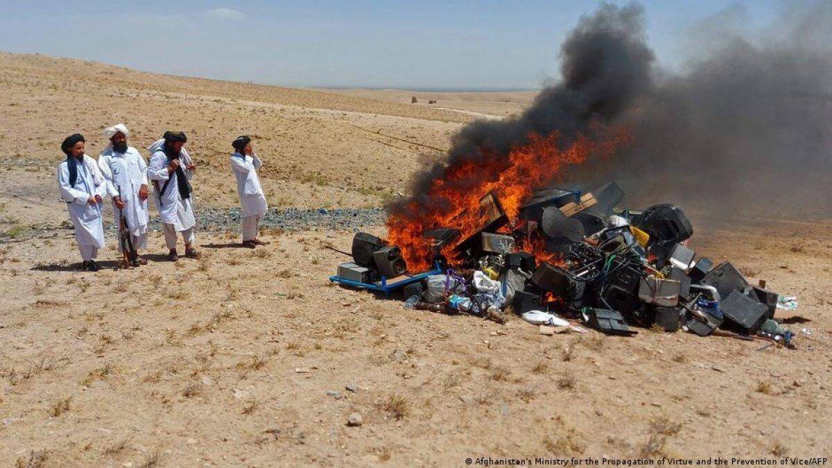 Taliban Membakar Alat Musik Dengan Alasan Menyesatkan Masyarakat