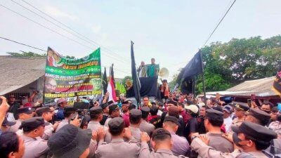 Unjuk Rasa Di Pondok Pesantren Al-Zaytun Indramayu Berakhir Ricuh, Polisi Tangkap 2 Orang Provokator