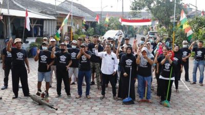 Gardu Ganjar Banten Menggelar Fogging Dan Kerja Bakti Untuk Mendorong Kesadaran Lingkungan Di Kabupaten Serang